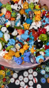 Unsere treue und unermüdliche Perlenfee Uli hat ihre letzte Lieferung diesmal gleich selber in die Schweiz gebracht - Schalen voller Tierchen, Chemokaspers und was sonst noch so benötigt wird - ganz lieben Dank, und eine tolle Woche wünschen wir Dir!